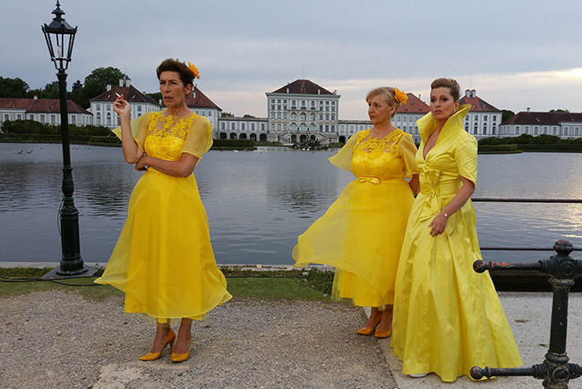 Brautjungfern Adele Neuhauser und Johanna Bittenbinder mit Karin Thaler als Braut in gelb Bild_2